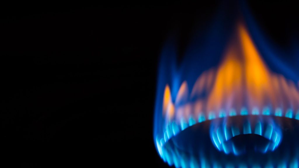 Gaz naturel ou alternatif : les critères à comparer avant de prendre une décision